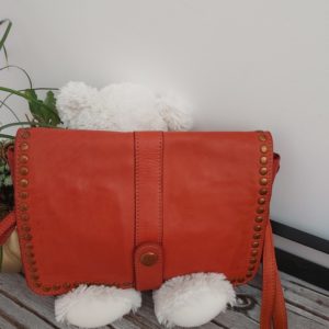 pochette cloutee rouge
