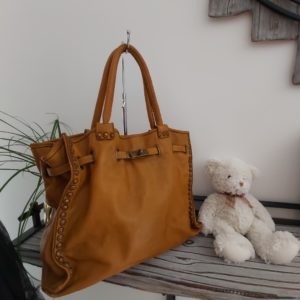 sac cuir moutarde cloutee