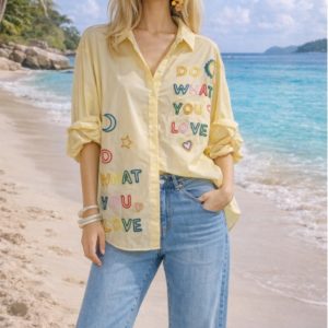 femme chemise jaune au bonheur des caprices