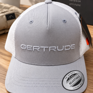 Découvrez la Casquette Grise Gertrude, un accessoire moderne qui associe style décontracté, esprit outdoor et confort au quotidien.
