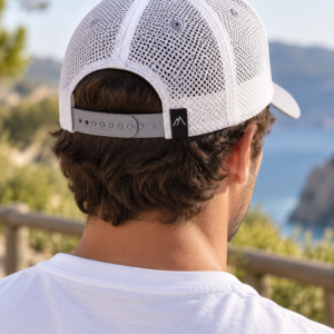 casquette grise et blanche gertrude homme de dos