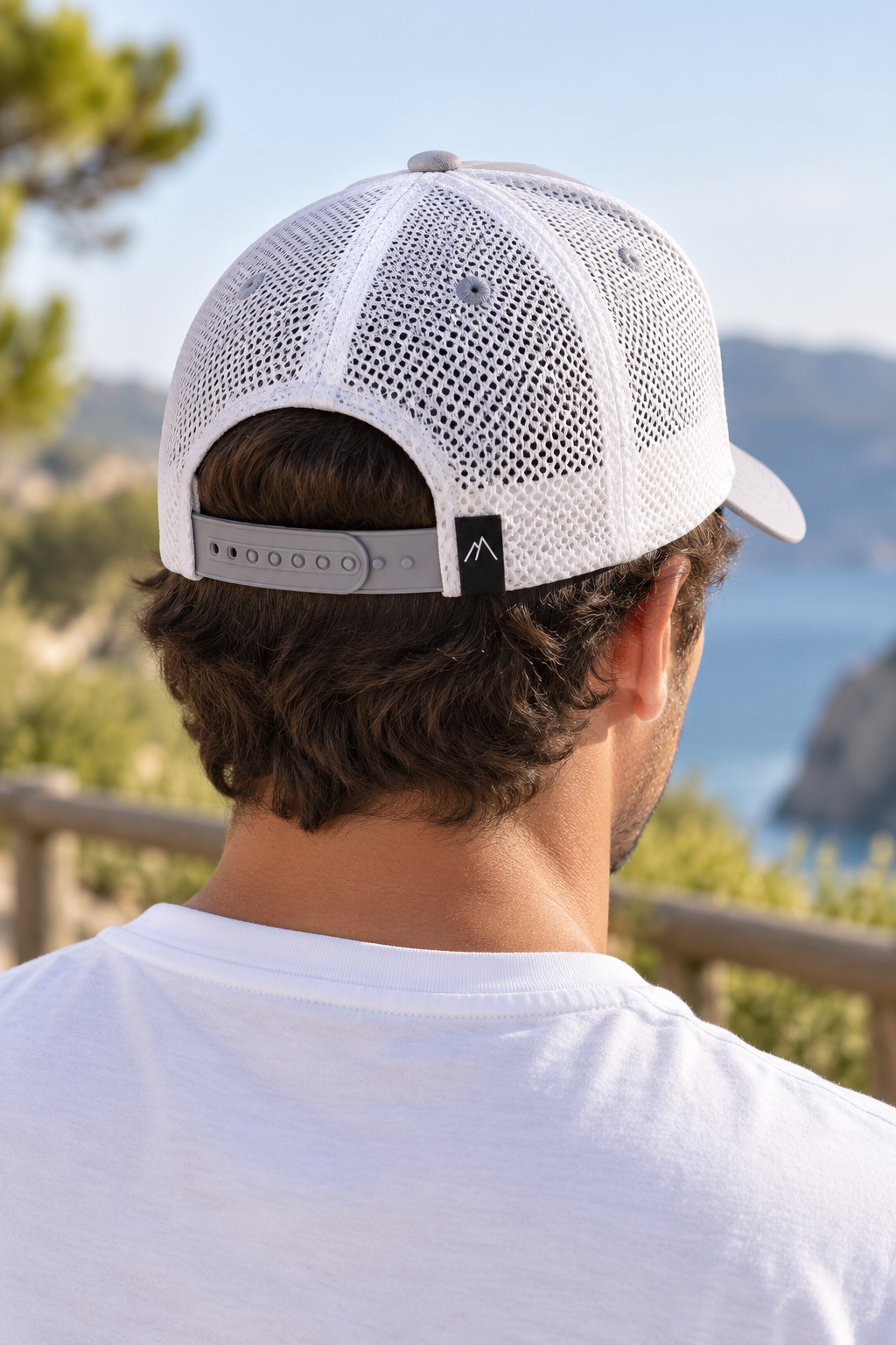 casquette grise et blanche gertrude homme de dos