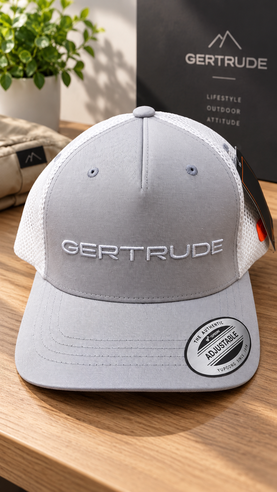 Découvrez la Casquette Grise Gertrude, un accessoire moderne qui associe style décontracté, esprit outdoor et confort au quotidien.